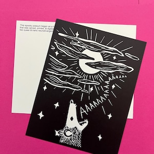 Puede incluir: Ilustración en blanco y negro de un opossum aullando a la luna con estrellas en el fondo. El texto "AAAAAAA" está escrito en una fuente estilizada sobre el opossum.