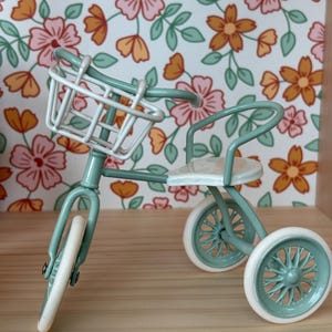 Miniature Tricycle, dollhouse miniature, dollhouse accessories and dollhouse decorations