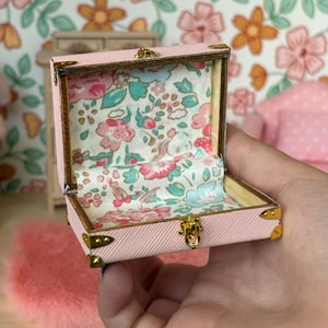 Miniature Little Trunk Large, dollhouse miniature, dollhouse accessories and dollhouse decorations