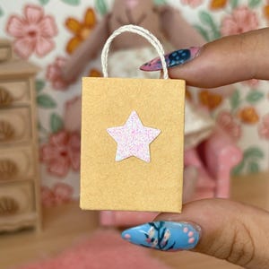 Miniature Gift Bag, dollhouse miniature, dollhouse accessories and dollhouse decorations