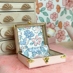 Miniature Little Trunk, Small dollhouse miniature, dollhouse accessories and dollhouse decorations