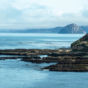Morro Bay Califórnia, rocha ao longo da costa impressão fotográfica de paisagem