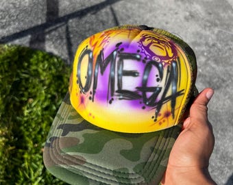 Omega Psi Phi inspiriert Airbrush Trucker Cap