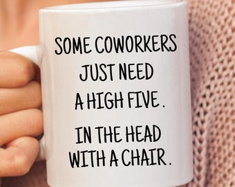 Könnte beinhalten: Eine weiße Keramik-Kaffeetasse mit schwarzem Text, der "Some coworkers just need a high five. In the head with a chair." lautet.