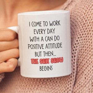 Supervisore dello spettacolo di merda, Giornata dei capi, Tazze per il capo, Tazza per colleghi con umorismo in ufficio, Divertenti tazze sarcastiche per il lavoro, Tazza regalo per colleghi. immagine 1