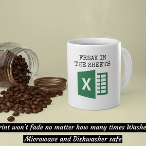 Puede incluir: Taza de caf&eacute; blanca con el texto "Freak in the sheets" y un logotipo verde de Microsoft Excel. El texto "Print won't fade no matter how many times Washed. Microwave and Dishwasher safe" est&aacute; debajo de la taza.