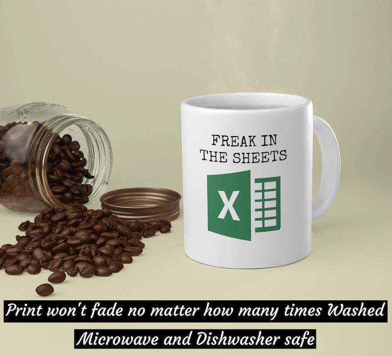 Puede incluir: Taza de caf&eacute; blanca con el texto "Freak in the sheets" y un logotipo verde de Microsoft Excel. El texto "Print won't fade no matter how many times Washed. Microwave and Dishwasher safe" est&aacute; debajo de la taza.