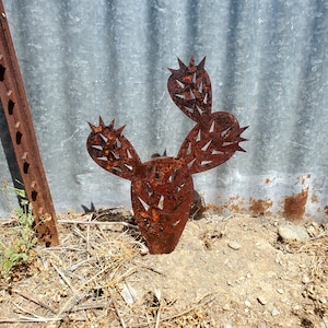 Metal Prickly Pear Cactus Yard Art | Rusty Desert Garden Stake | Southwestern Outdoor Decoration