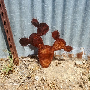 Metal Prickly Pear Cactus Yard Art | Rusty Desert Garden Stake | Southwestern Succulent Patio Decoration