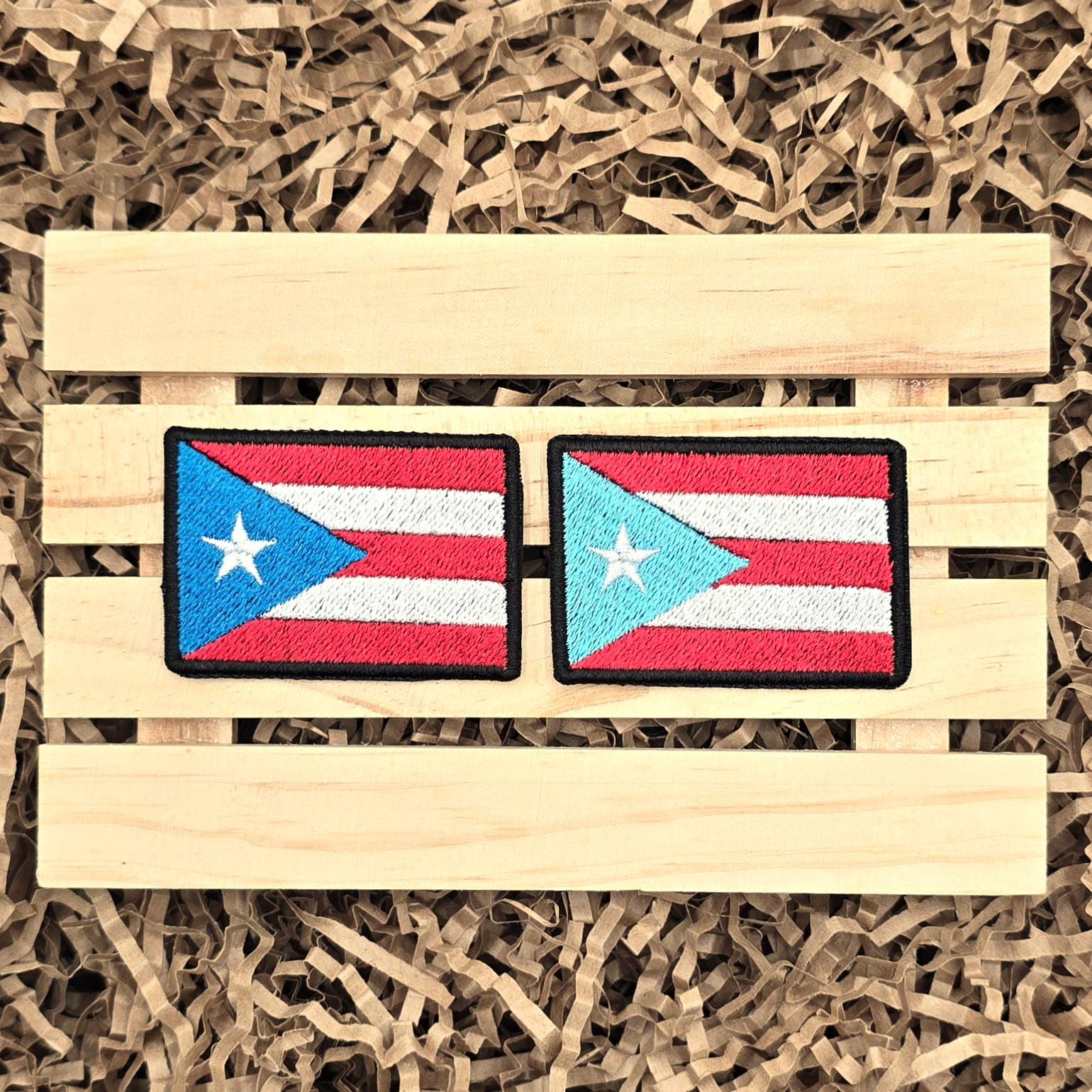 U24 Toppa Bandiera Porto Rico, 9x6 Cm, Ricamata, Con Retro Adesivo A Caldo E Bordo Orlato
