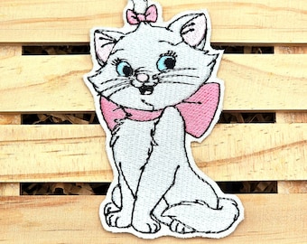 Puede incluir: Parche blanco bordado para planchar con un gato de dibujos animados con lazo rosa, ojos azules y fondo blanco.