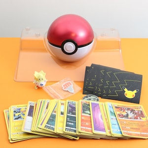 Juego coleccionable de Pokémon con una bola de Pokémon, 80 cartas de Pokémon, figura de Pokémon y pin