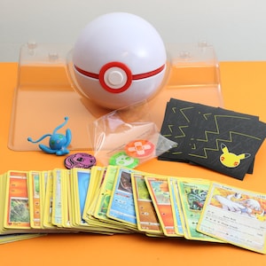 Set di Pokemon da collezione, palla Pokemon, 80 carte Pokemon, monete Pokemon e figura Pokemon