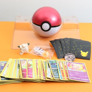 Pokemon verzamelset met een Pokemon bal, 80 Pokemon kaarten, Pokemon figuur en een Pokemon munt