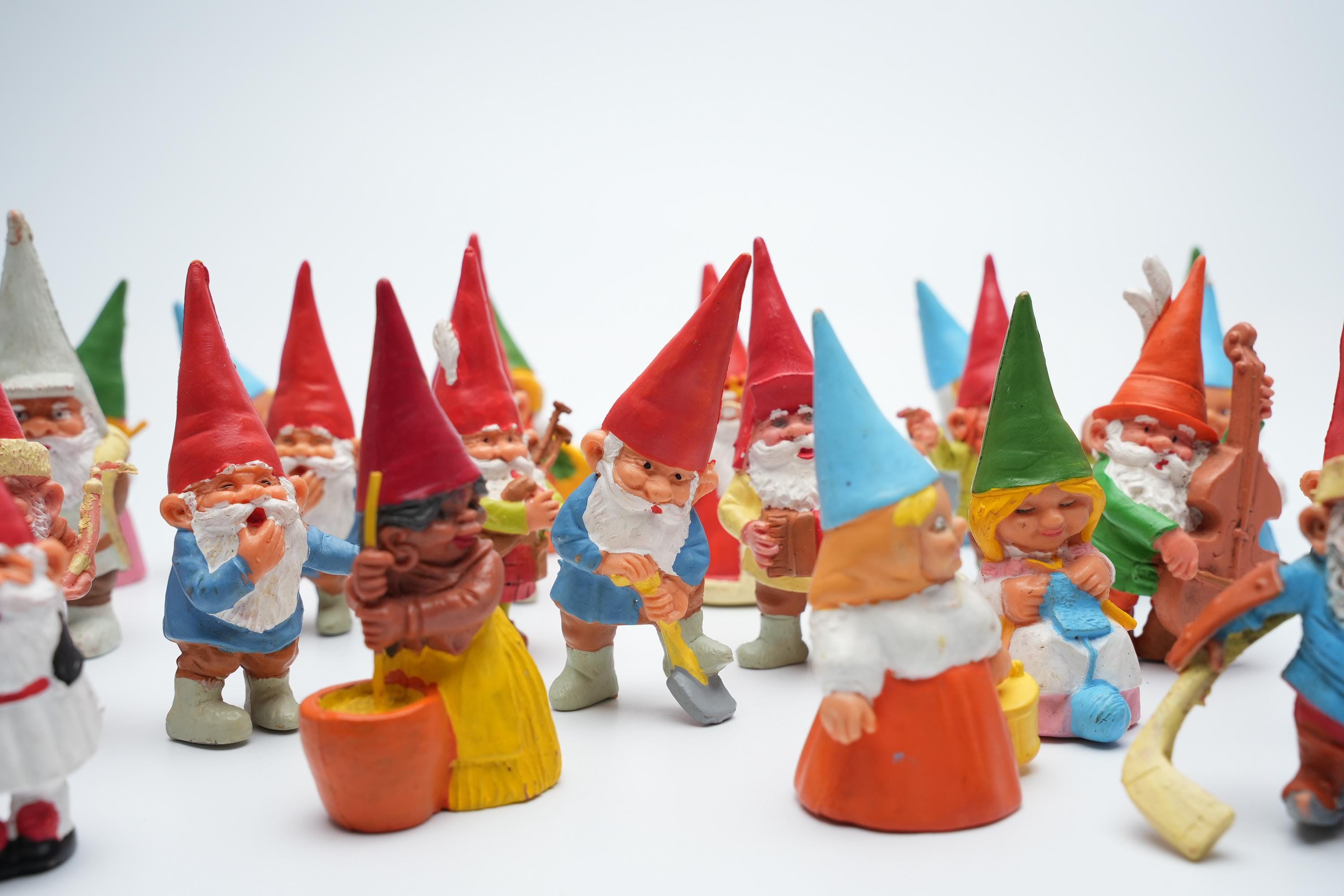 1977Unieboek B.V. Gnomeland 陶器 Vintage Ceramic Garden Gnomes: Retro Earth Tone Outdoor