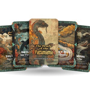 Puede incluir: Una baraja de cartas de oráculo titulada "The Oracle of the Yacumama". Las cartas presentan ilustraciones de espíritus y naturaleza amazónicos, incluyendo una serpiente, pájaros y paisajes. Las cartas tienen un borde verde azulado.