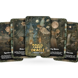 Peut inclure: Un jeu de cartes "Magical Fairies' Oracle". Les cartes présentent des illustrations de fées, de lunes et de scènes de la nature. La carte centrale affiche le titre et la phrase "A Sprinkling of Dust."