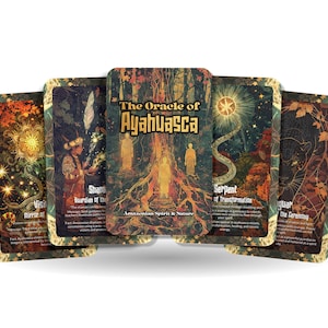 Può includere: Un mazzo di carte oracolo a tema natura. La carta centrale recita "The Oracle of Ayahuasca" con illustrazioni di alberi e figure. Altre carte presentano immagini di uno sciamano, un serpente e un giaguaro. Le carte hanno una palette di colori scuri e terrosi.