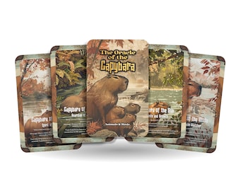 Könnte beinhalten: Ein Kartenspiel mit Orakelkarten mit Capybaras. Die Karten haben ein braunes und beiges Farbschema mit Illustrationen von Capybaras in natürlichen Umgebungen. Der Text "The Oracle of the Capybara" ist auf einer Karte sichtbar, mit zusätzlichem Text auf anderen Karten.
