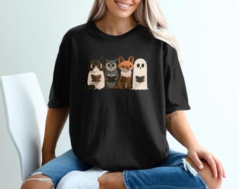 Maglietta Comfort Colors® con animali che leggono, maglietta spettrale a tema libri, maglietta con gatto fantasma e volpe, maglietta accogliente per il club del libro, regalo per gli amanti dei libri