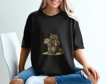 Maglietta Comfort Colors® con il procione sopraffatto / Maglietta divertente per studenti, maglietta vintage con animali, regalo per persone impegnate, maglietta Comfort Colors