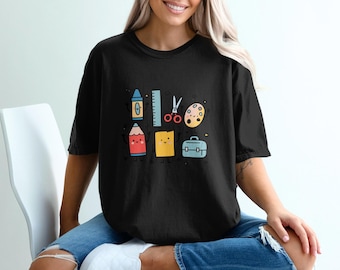 Maglietta Comfort Colors® con stampa di articoli scolastici per insegnanti, regalo per il ritorno a scuola/per insegnanti d'arte, maglietta con simpatici motivi di cancelleria, regalo per educatori.