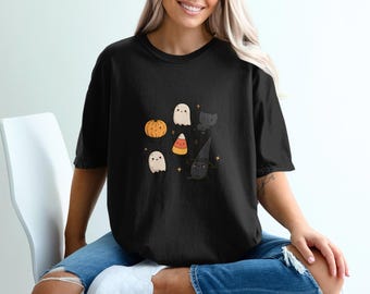 Maglietta Comfort Colors® con motivo Halloween, maglietta per la stagione spettrale, maglietta Kawaii con fantasma, zucca, gatto nero e cappello da strega, regalo per gli amanti dell'autunno.