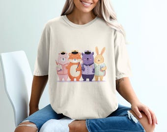 Comfort Colors® Maglietta con simpatico direttore d'orchestra a forma di animale / Maglietta da esploratore stravagante, maglietta da viaggio retrò, adorabile regalo per bambini con creature fantastiche, Comfort Colors