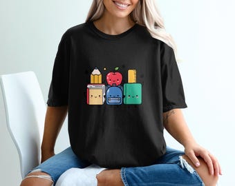 Maglietta Comfort Colors® per insegnanti, ideale per il ritorno a scuola, con simpatici articoli scolastici, perfetta per il primo giorno di scuola, un regalo per insegnanti e studenti.