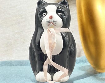 Gato de porcelana vintage en blanco y negro con roseta rosa. De los años 70. Figura coleccionable. Regalo para amantes de los gatos. Gato de cerámica retro.