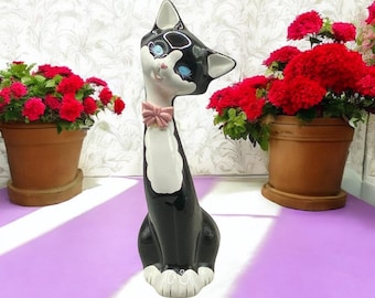 Elegante gato vintage de porcelana negra con pajarita rosa, década de 1970. Decoración coleccionable para el hogar, regalo para amantes de los gatos. Cerámica moderna de mediados de siglo.