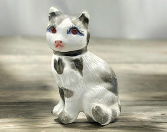 Precioso gato de cerámica vintage hecho a mano. Gato blanco y gris con ojos de rubí. Pintado a mano. De la década de 1980. Regalo para amantes de los gatos. Moderno de mediados de siglo.