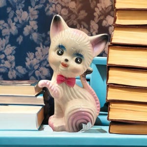 BEAUTIFUL BUT BROKEN Cute Japanese Vintage Kitschy Porcelain Cat. From 1950s. Pink Ceramic Figurine. Hand painted Retro. Gift for Cat Lover