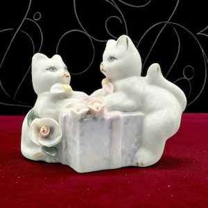Adorable Vintage Porcelain Cats / Kittens around a Iridescent Gift Box / Present. White Ceramic cats. From 1980s. Gift for Cat Lover retro