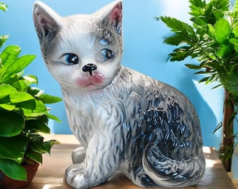 Precioso gato gris vintage de porcelana. Gato de cerámica pintado a mano. Se estima que data de las décadas de 1960 y 1970. Regalo para amantes de los gatos. Gato gris-blanco.