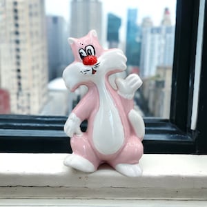 Gato / gatito de porcelana rosa vintage kitsch similar a un dibujo animado. Se estima que es de las décadas de 1970 y 1980. Regalo para los amantes de los gatos. Gato de cerámica retro