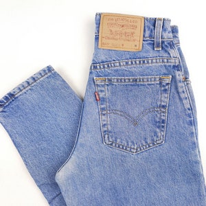 Könnte beinhalten: Eine hellblaue Jeanshose mit einer Gesäßtasche und einem Levi's-Etikett. Das Etikett ist braun mit weißem Text und einem roten Tab.
