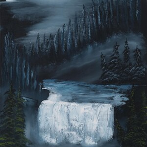 Pode incluir: Uma pintura de uma cachoeira caindo por um penhasco em uma floresta escura sob a lua cheia. A água é branca e a floresta é azul escura e verde.