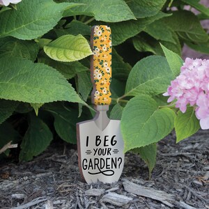 I Beg Your Garden? Shovel Garden Sign | Garden Humor | Outdoor Decor | Plant Stakes | Gifts for Gardeners