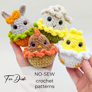 Puede incluir: Cuatro peluches de ganchillo hechos a mano con temática de Pascua: un conejito gris con lazo naranja, una oveja, una gallina y un pollito saliendo de un huevo. Cada peluche está en una base en forma de taza con adornos coloridos. El texto "For Didi" y "NO-SEW crochet patterns" son visibles.