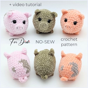 Könnte beinhalten: Sechs gehäkelte Plüschschweinchen in Rosa, Olivgrün und Pfirsich mit schwarzen Sicherheitsaugen und kleinen Schwänzchen. Das Bild enthält den Text + video tutorial, For Didi, NO-SEW und crochet pattern und zeigt Vorder- und Rückseite der Figuren.