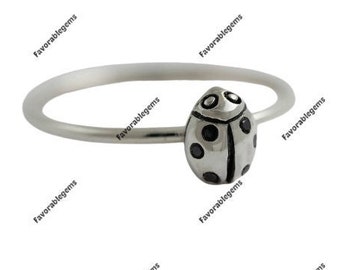 Minimalistyczny pierścień z biedronką ze srebra próby 925 – Nature Jewelry