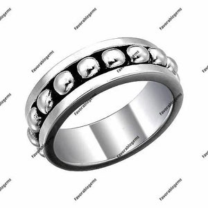 Op de afbeelding: Een zilveren draai ring met een getextureerde band en een rij ronde kralen rond de rand.