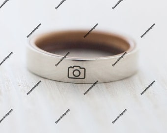 Srebrny pierścień z aparatem – prezent dla fotografa w stylu art déco