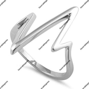 Puede incluir: Anillo de plata con diseño de rayo. El anillo está hecho de metal pulido y tiene un acabado liso.