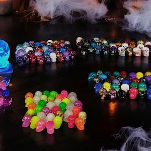 Mini-Schädel, 10er-Set, Überraschungsmix/Anpassung, Partygeschenke, Spielfiguren, lustiges Geschenk, Süßes oder Saures, kleine Geschenke, Gruseligkeit, Partyakzente