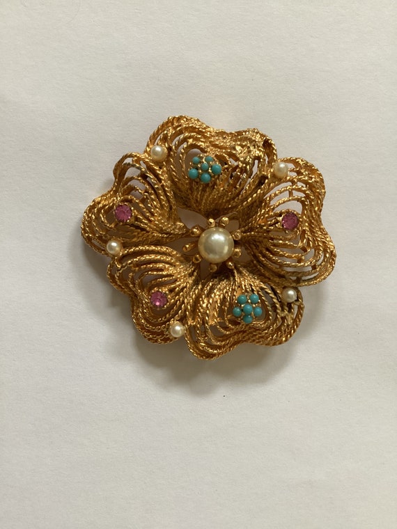 Vintage Gold toned Floral Brooch with Pink Rhines… - image 2