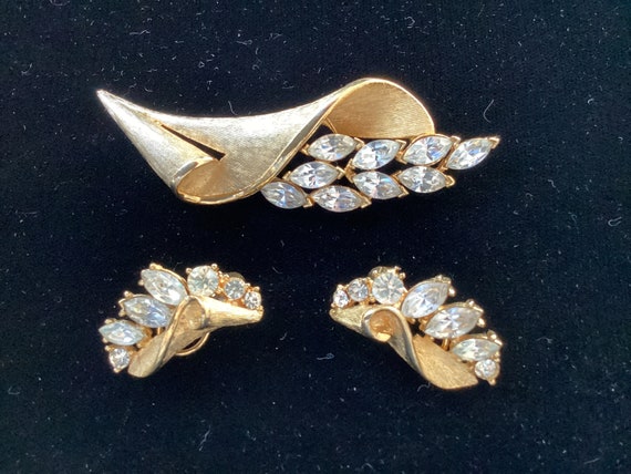 vintage Signed BSK Golden Brooch & Earrings Set W… - image 1