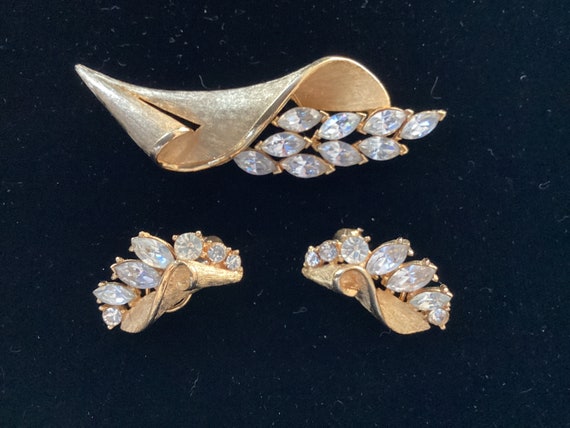 vintage Signed BSK Golden Brooch & Earrings Set W… - image 2