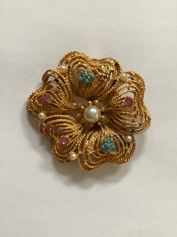 Vintage Gold toned Floral Brooch with Pink Rhines… - image 3